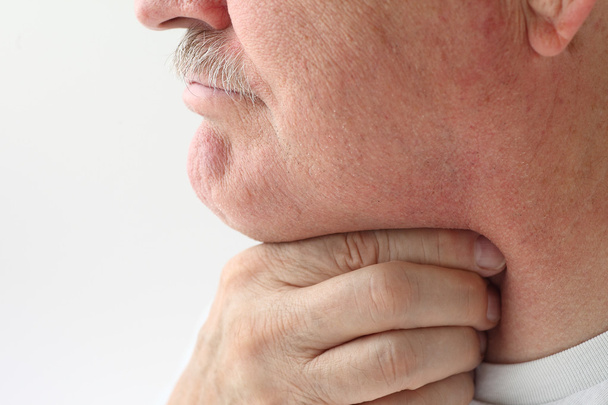 Starší muž s bolestmi v krku - Fotografie, Obrázek