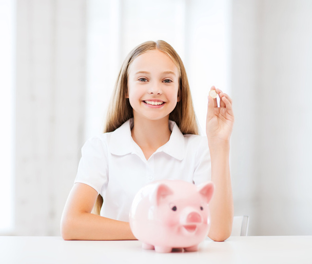 Child with piggy bank - Foto, Imagen