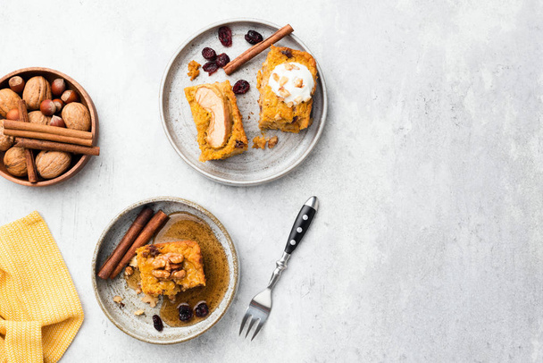 Apple and pumpkin cake slice with walnuts, maple syrup and cream - Zdjęcie, obraz