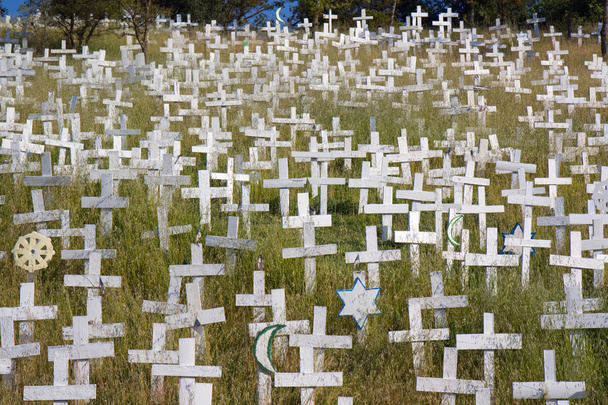 Cruces blancas en una ladera
 - Foto, Imagen