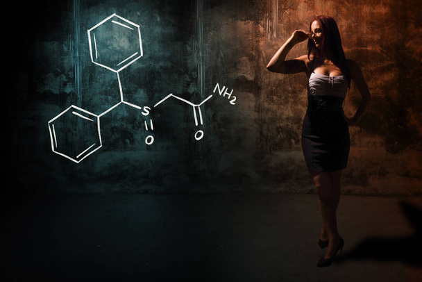 Сексуальна дівчина або секретар або жіночий студент подання рукавована хімічна формула Modafinil - Фото, зображення