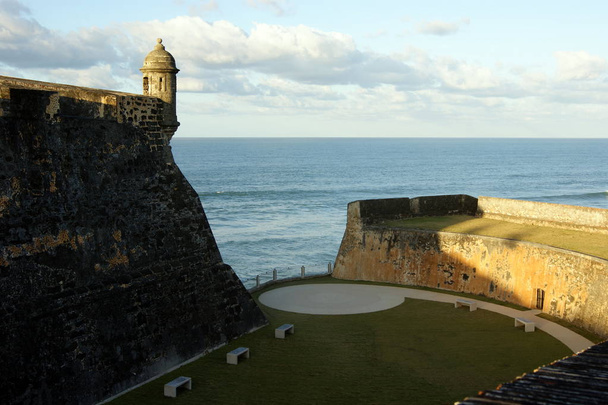 Tourelle de garde sur un mur de forteresse au coucher du soleil avec une mer en arrière-plan, San Juan, Porto Rico
 - Photo, image