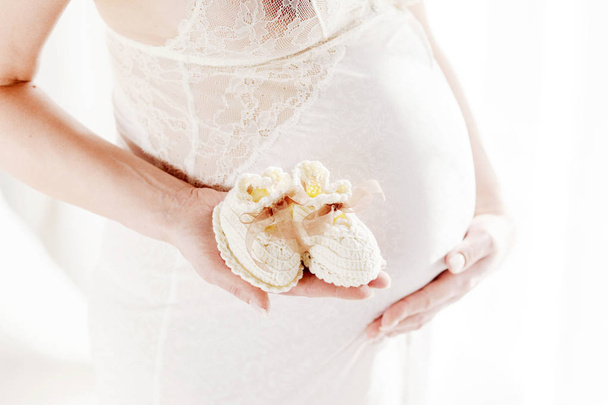 Close-up op zwangere buik. Vrouw verwacht een baby met een buik  - Foto, afbeelding