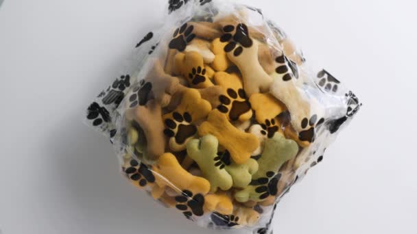 Plastik torbaiçinde köpek bisküvi lezzetli.  - Video, Çekim