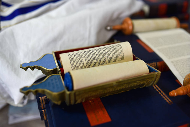 Mishneh Torah to students on a table in the synagogue - Photo, Image