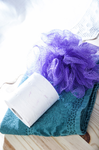 χαρτί υγείας, πετσέτα και σφουγγάρι - Φωτογραφία, εικόνα