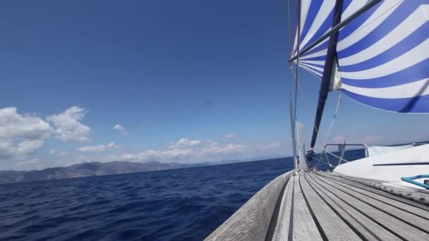 Ιστιοπλοϊκά ιστιοπλοΐα πανί μπλε Μεσογείου (Hd) - Πλάνα, βίντεο