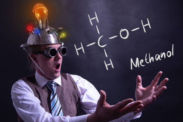 Nerd bemutató Handdrawn kémiai képlet a hangyasav metanol - Fotó, kép