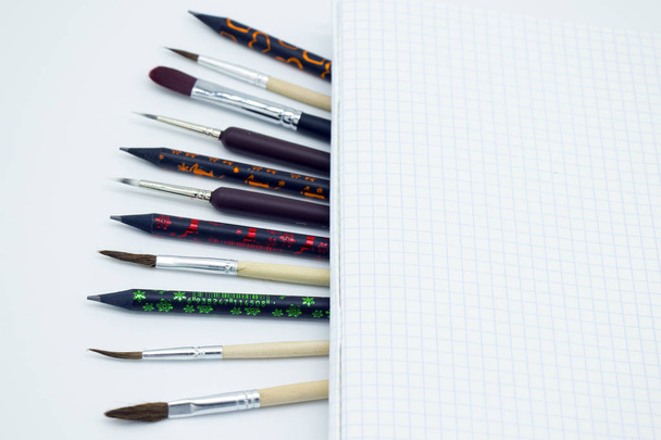 beyaz arka plan üzerinde izole edilmiş çizim kalemleri ve sanatçı fırçaları - Fotoğraf, Görsel