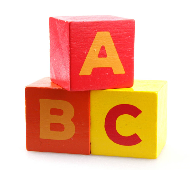 Bloques de alfabeto de madera contra fondo blanco - Foto, imagen