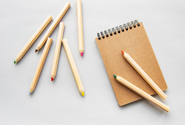 Recycle notebook en potloden - Foto, afbeelding