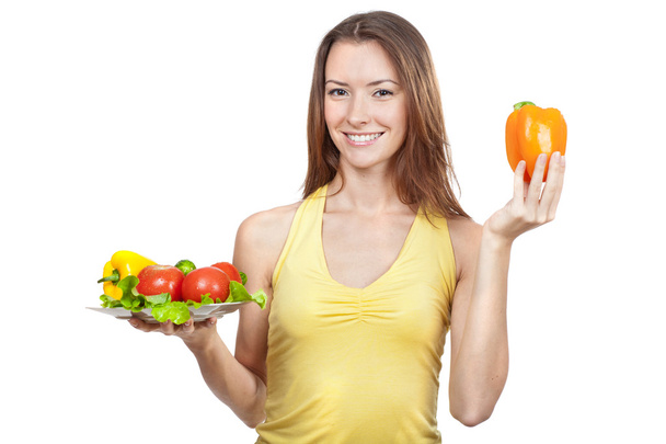 Жінка тримає тарілку зі свіжих овочів
 - Фото, зображення