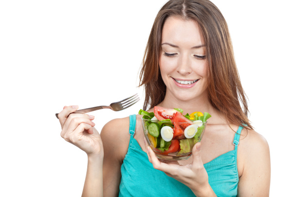 žena drží talíř čerstvé zeleniny - Fotografie, Obrázek