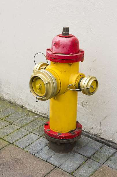 Желтый и красный пожарный гидрант, Рейкьявик
 - Фото, изображение