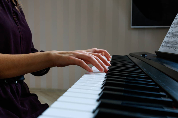 nuori nainen soittaa pianoa - Valokuva, kuva