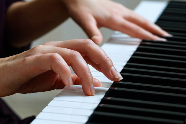 Piyano çalan genç bir kadın - Fotoğraf, Görsel