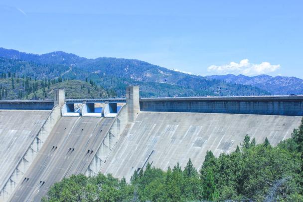 Schöne Aussicht auf den Shasta-Staudamm, Kalifornien, USA - Foto, Bild