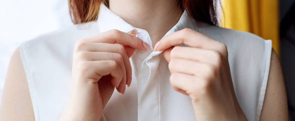 Tanınmayan kadının düğmelerini açma bluzuna yakın çekim görünümü. - Fotoğraf, Görsel