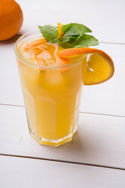 オレンジジュースのグラスにアイスキューブ - 写真・画像