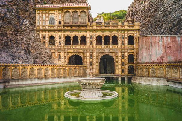 Templo de macaco (galtaji) com peregrinos tomar banho em Jaipur, Índia
. - Foto, Imagem