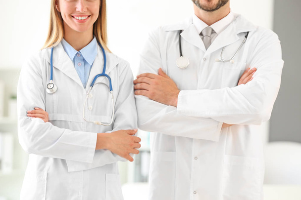 Vrouwelijke en mannelijke artsen in de kliniek - Foto, afbeelding