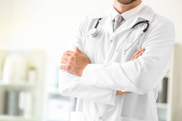 Médecin masculin avec stéthoscope en clinique, gros plan
 - Photo, image
