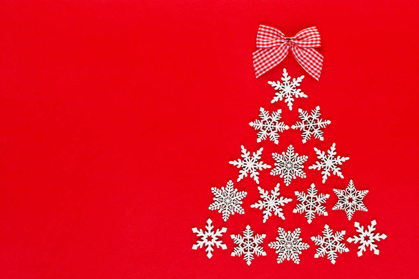 Weiße Schneeflocken Dekoration auf rotem Hintergrund. Flache Lage, Top-Vie - Foto, Bild