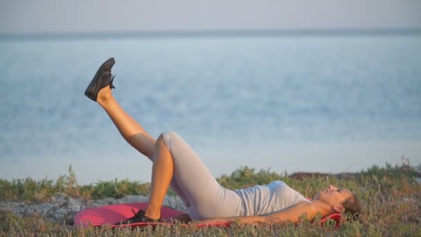 sırt kaslarını güçlendirmek için egzersizler yapan kadın - Video, Çekim