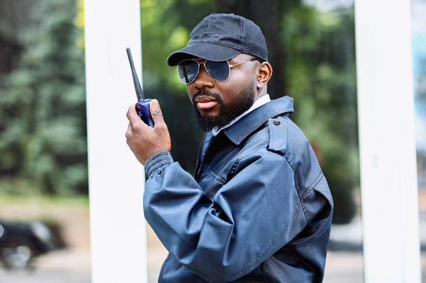 Αφροαμερικανός φρουρός ασφαλείας σε εξωτερικούς χώρους - Φωτογραφία, εικόνα