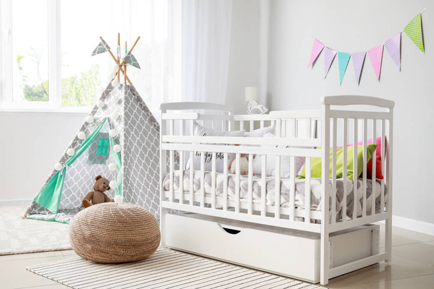 Интерьер современной детской комнаты с кроваткой
 - Фото, изображение
