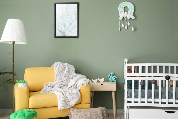 Intérieur de la chambre bébé moderne avec berceau
 - Photo, image