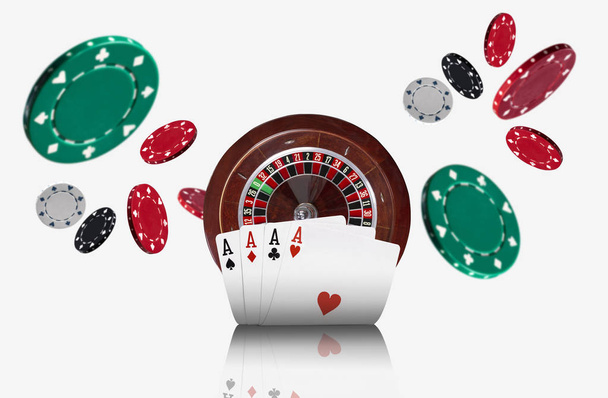 Nahaufnahme von vier Assen, die vor einem braunen Roulette stehen und Chips, die auseinander fliegen, isoliert auf weißem Hintergrund. Glücksspiel-Unterhaltung. - Foto, Bild