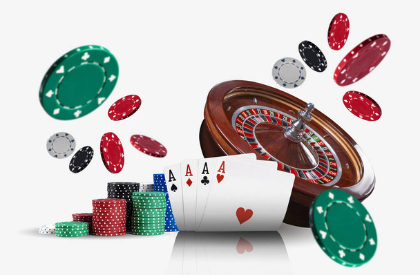 Close-up foto van vier azen voor een bruine roulette en kleurrijke chips in stapels die uit elkaar vliegen, geïsoleerd op witte achtergrond. Gokken entertainment. - Foto, afbeelding