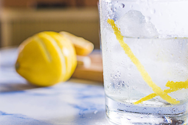 Cóctel gintónico en una copa con hielo y limón
. - Foto, imagen