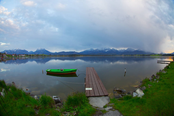 Muelle de madera largo en el lago Hopfensee en los Alpes bávaros
 - Foto, imagen