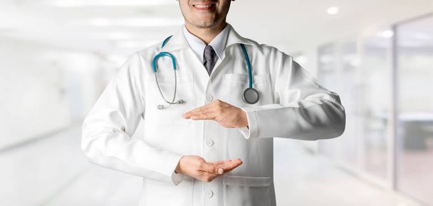 Γιατρός ανοιχτά χέρια για το σχεδιασμό banner κειμένου σας. - Φωτογραφία, εικόνα
