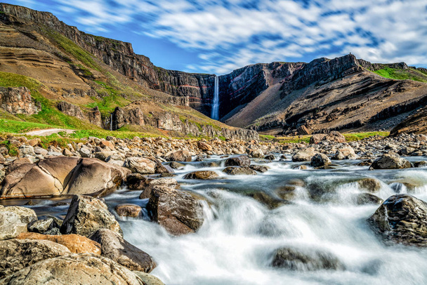 Hermosa cascada Hengifoss en el este de Islandia. - Foto, imagen