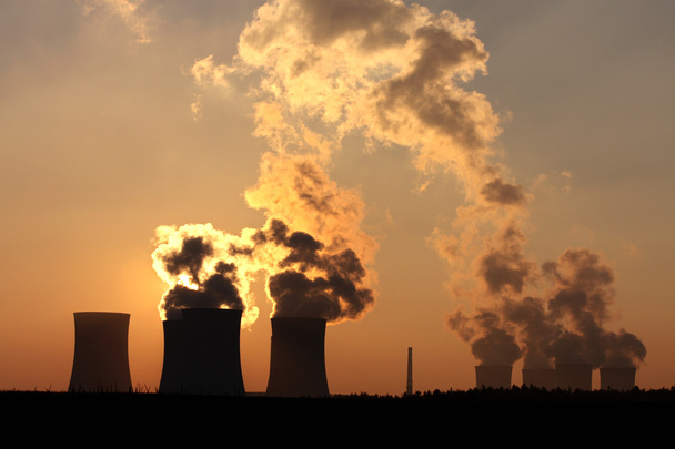 димохід і охолоджуючі вежі електростанції під час заходу сонця
 - Фото, зображення