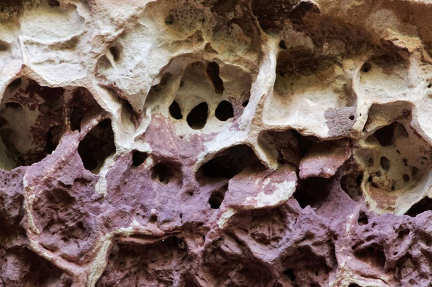 La intemperie de panal en una pared de arenisca natural y arcilla
.  - Foto, imagen