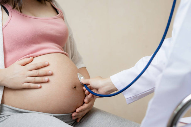 Pregnant Woman and Gynecologist Doctor at Hospital - Foto, Imagen