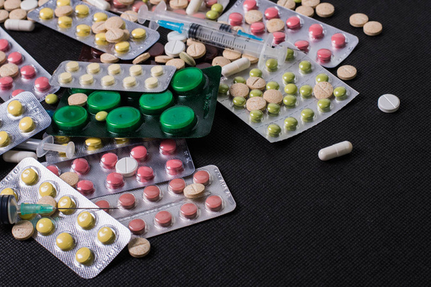 lääkkeet antibiootit lääkkeet lääkkeet / värikkäät bakteerilääkkeet pillerit valkoisella pohjalla / kapseli pilleri lääke. Luova idea. Huumeita. Surullista. Kuole. Sairaudet
 - Valokuva, kuva