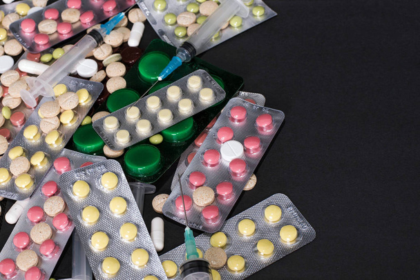 фармацевтические антибиотики таблетки лекарства / красочные антибактериальные таблетки на белом фоне / капсулы таблетки медицины. Творческая идея. Наркотики. Печально. Умереть. Болезнь
 - Фото, изображение