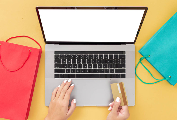 Home Internet Shopping E-Commerce weibliche Hände halten Kreditkarte, während sie am Laptop sitzen - Foto, Bild