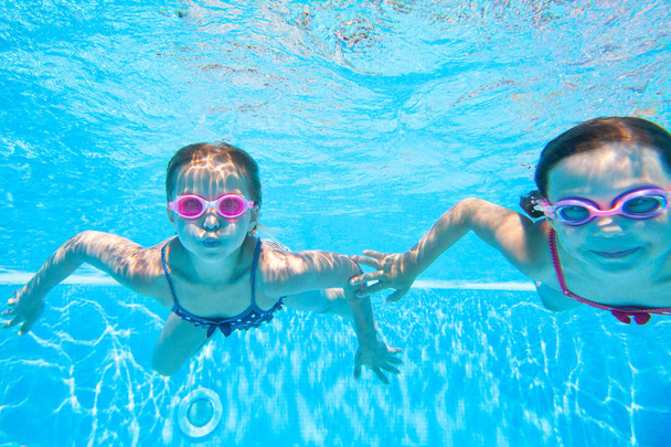 Crianças nadam na piscina
 - Foto, Imagem