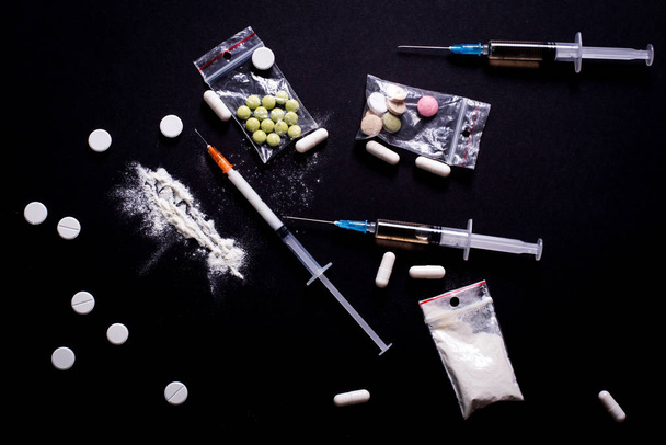Drogas duras en mesa oscura
 - Foto, imagen