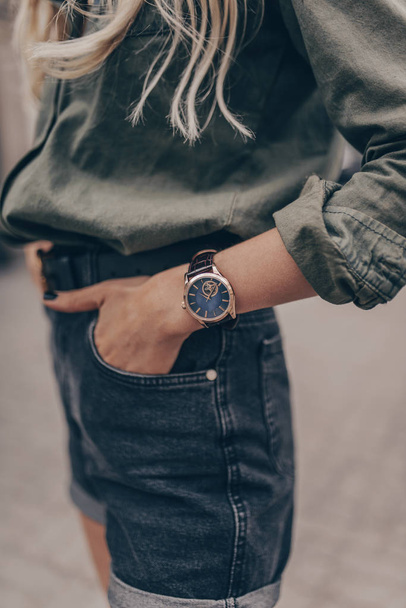 Beautiful stylish watch on woman hand - Foto, Imagen
