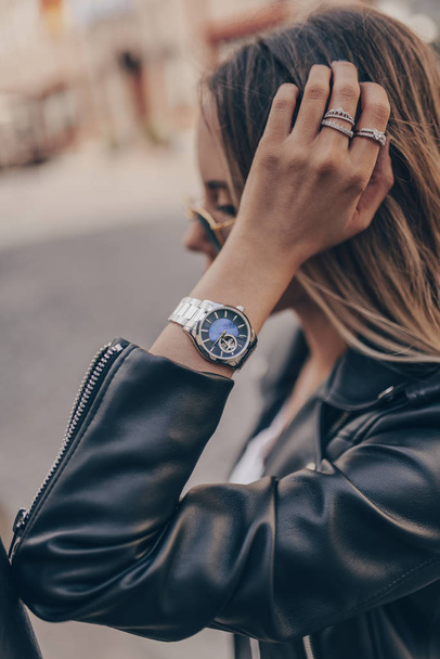 Beautiful young woman with elegant silver watch - Foto, afbeelding