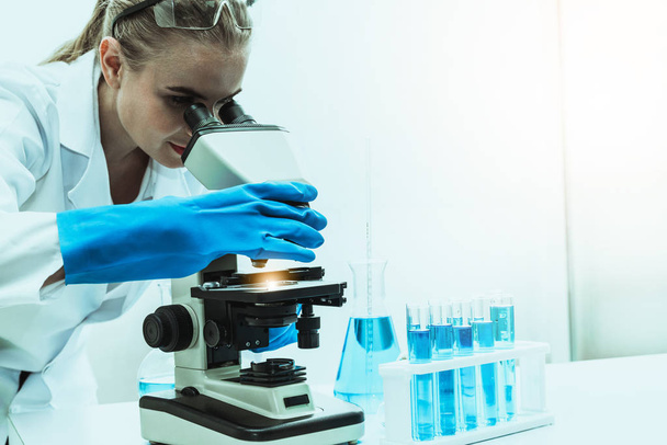 Woman scientist working in chemist laboratory. - Foto, Imagem