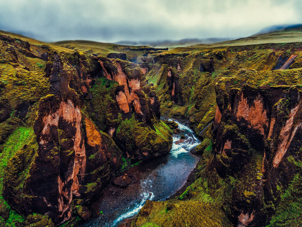İzlanda 'daki eşsiz Fjadrargljufur manzarası. - Fotoğraf, Görsel