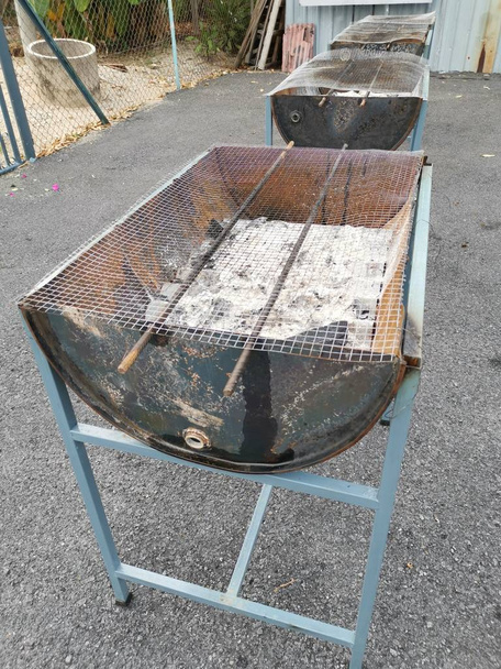 stufa barbecue self made da tamburo in metallo
 - Foto, immagini